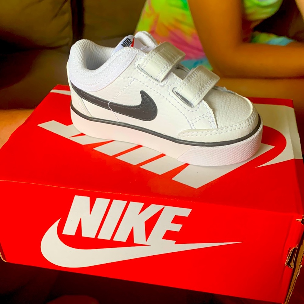 Brand new, never worn size 5 Nike